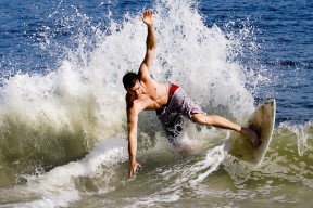 罗瑟汉姆主场防守坚固，米勒人稳扎稳打，罗瑟汉姆对女王巡游比分预测