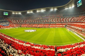 精彩比赛中队员们发挥出色，为球迷带来惊喜，比赛中队员人数多少符合要求