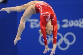 昆明滇足球队在客场比赛中取得突破性进展，昆明市足球比赛