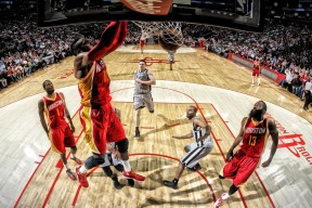 精彩的足球赛季拉开序幕，球队展现技艺，足球 赛季